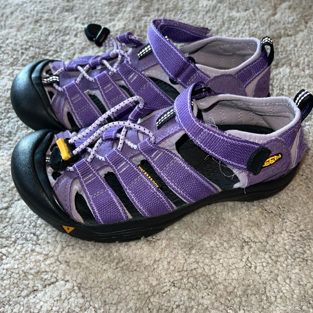 Girls size 1-2? Maybe. Missing size tag. Keen sandals